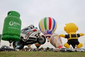 Vibrantes globos aerostáticos con forma de depósito de gasolina, moto, oso y globo tradicional llenan los campos de Cataluña. Disfruta de este encantador escenario con un Vuelo estándar en globo por Cataluña con Globus (Barcelona). - ForTwo - Planes para parejas