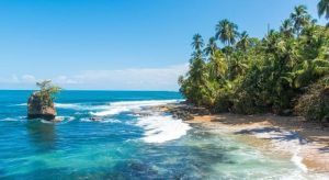 Descubra el encanto de Viaje por Costa Rica en pareja, donde las palmeras ondulantes se mezclan con las olas turquesas contra las costas rocosas en días soleados. Perfecto para una escapada romántica. - ForTwo - Planes para parejas