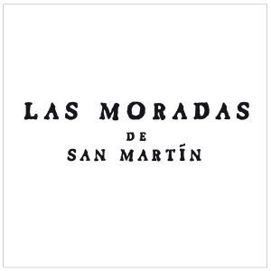 El texto "Cata de vino bajo las estrellas en Las Moradas de San Martín (Madrid)" en negro sobre fondo blanco resume la vibrante cultura madrileña, evocando una refinada experiencia de cata de vinos. - ForTwo - Planes para parejas