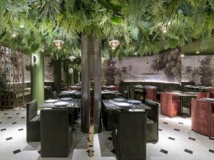 El restaurante Purnima en Madrid le invita a disfrutar de la cocina india con su elegante interior, exuberante vegetación y lujosos asientos de terciopelo verde y rojo. - ForTwo - Planes para parejas