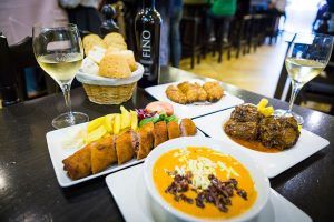 Disfrute de una auténtica experiencia gastronómica con la "Oferta: cena para dos en Bodegas Mezquita, menú especial Mezquita (Córdoba)", que incluye platos españoles, pan fresco, vino blanco crujiente y una botella de vino fino para una deliciosa mesa. - ForTwo - Planes para parejas