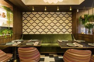Descubra el elegante ambiente de Oferta degustación Sabores de India: restaurante Bangalore (Madrid). Disfrute de nuestro singular interior con paredes estampadas, un sofá verde, mesas de mármol, sillas a rayas y platos y cubiertos cuidadosamente colocados. - ForTwo - Planes para parejas