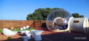 Experimente la Noche Burbuja con Telescopio en el Hotel Zielo Las Beatas. Relájese en una carpa burbuja transparente con mobiliario de exterior moderno, descanse en el césped verde bajo el cielo azul y disfrute observando las estrellas en este entorno único. - ForTwo - Planes para parejas