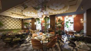La Oferta degustación Sabores de India del restaurante Bangalore en Madrid cuenta con un interior elegante con suelo estampado, muebles eclécticos y exuberantes plantas verdes, capturando a la perfección su esencia. - ForTwo - Planes para parejas