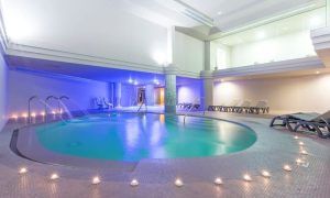 Experimente el lujo en nuestra piscina cubierta en Adeje, con iluminación tenue y velas. Relájese en cómodas tumbonas después de disfrutar de un relajante descanso en el "Circuito spa para 2 personas con opción de masaje (Adeje)". - ForTwo - Planes para parejas