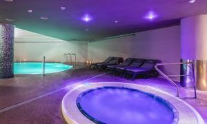 Experimente el "Circuito spa para 2 personas con opción de masaje (Adeje)" que cuenta con una bañera de hidromasaje circular, piscina iluminada, cómodos sillones con iluminación ambiental y un masaje relajante opcional para mejorar su lujoso retiro. - ForTwo - Planes para parejas