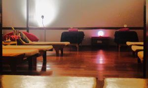 Descubra el Circuito termal de spa - Tratamiento deluxe en Tenerife, que ofrece un tranquilo oasis de spa con salas de masajes tenuemente iluminadas, suelos de madera, lujosas mesas de masaje y una suave iluminación ambiental para una experiencia exquisita. - ForTwo - Planes para parejas