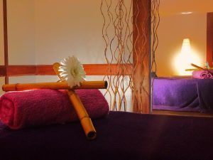 El Circuito Termal de Spa - Tratamiento Deluxe en Tenerife ofrece tranquilidad con un ambiente sereno de spa con toallas dobladas, bambú y flores. La suave iluminación realza el ambiente relajante, prometiendo una experiencia verdaderamente apacible. - ForTwo - Planes para parejas