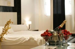 Experimente el romance en el Hotel Zouk de Madrid. Su habitación íntima incluye fresas, champán y dos copas en la mesita de noche, ideal para parejas que buscan un remanso de paz. - ForTwo - Planes para parejas