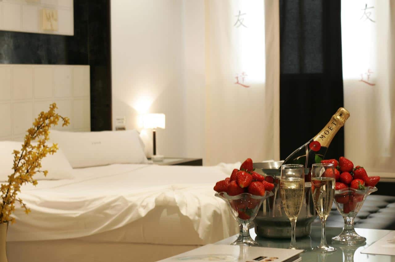 Experimente el romance en el Hotel Zouk de Madrid. Su habitación íntima incluye fresas, champán y dos copas en la mesita de noche, ideal para parejas que buscan un remanso de paz. - ForTwo - Planes para parejas