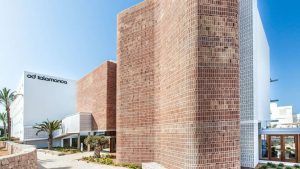 Bajo el vibrante cielo azul de Barcelona, la Experiencia Kaitai en Tunateca Balfegó ofrece un refugio que recuerda al encanto arquitectónico, con su atmósfera acogedora entre palmeras. - ForTwo - Planes para parejas