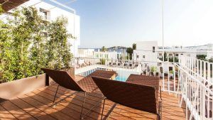 Terraza en la azotea con dos tumbonas, con vistas a la piscina, al mar y a los emblemáticos edificios blancos de Barcelona. Ideal para relajarse tras una velada inolvidable en Experiencia Kaitai en Tunateca Balfegó. - ForTwo - Planes para parejas