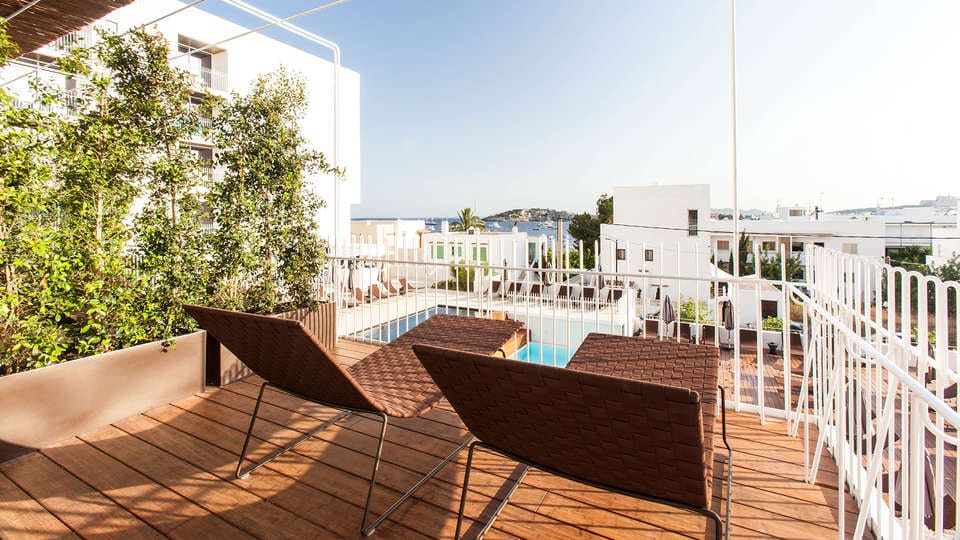 Terraza en la azotea con dos tumbonas, con vistas a la piscina, al mar y a los emblemáticos edificios blancos de Barcelona. Ideal para relajarse tras una velada inolvidable en Experiencia Kaitai en Tunateca Balfegó. - ForTwo - Planes para parejas