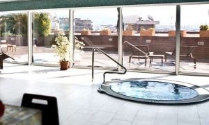 Relájese en pareja en el Spa con solárium del Barceló Granada Congress, con jacuzzi interior con vistas a un patio soleado. Disfrute de tumbonas, exuberantes plantas y espectaculares vistas a la ciudad en su solárium privado. - ForTwo - Planes para parejas