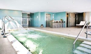 El spa del Barceló Granada Congress ofrece una piscina con cascada de tonos verdes, un bar relajante con taburetes, elegantes tumbonas y un baño de luz natural. Experimente una relajación inigualable en su lujoso solárium. - ForTwo - Planes para parejas