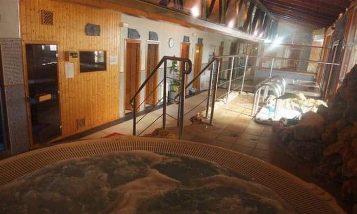 La zona de spa interior ofrece una experiencia relajante con bañera de hidromasaje, saunas y tumbonas bajo una iluminación suave, similar a "Un circuito de spa perfecto en Guadix (Granada). - ForTwo - Planes para parejas