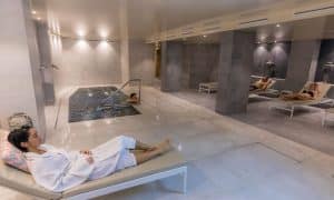 Relájese y descanse en el amplio y sereno ambiente de Granada con nuestro "Circuito de spa con masaje en pareja en Granada", con una pequeña piscina y tumbonas. Ideal para quienes buscan tranquilidad o disfrutan de un relajante masaje en pareja. - ForTwo - Planes para parejas