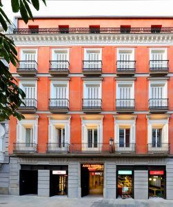La suite Preciosa del Hotel Axel - Adults Only en el centro de Madrid cuenta con múltiples balcones y una elegante entrada a nivel del suelo, ofreciendo un diseño moderno combinado con la vibrante vida de la ciudad. - ForTwo - Planes para parejas