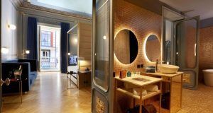 Disfrute de la lujosa suite Preciosa del Hotel Axel - Solo Adultos en Madrid, donde la elegancia se une a la comodidad. Disfrute de una acogedora sala de estar, una cama grande y un elegante baño con detalles dorados para una estancia inolvidable. - ForTwo - Planes para parejas