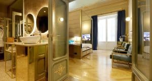 La suite Preciosa del hotel Axel - Solo para adultos en Madrid cuenta con un mobiliario elegante, detalles en espejo y un escritorio junto a una gran ventana, perfecto para una escapada. - ForTwo - Planes para parejas