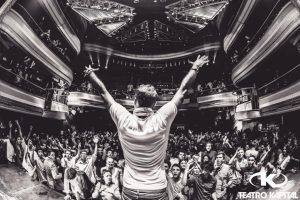 Una persona con los brazos en alto se enfrenta a una multitud que la anima en el ornamentado local de la Discoteca Kapital (Madrid). - ForTwo - Planes para parejas