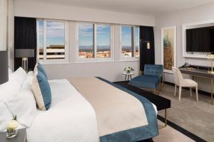 Alójese en la Suite Presidencial del Hotel Meliá Castilla de Madrid y disfrute de una habitación moderna con una cama grande, chaise longue y escritorio. Disfrute de las vistas de la ciudad desde sus ventanas en pleno centro de Madrid. - ForTwo - Planes para parejas