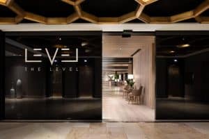 La entrada a The Level de la Suite Presidencial del hotel Meliá Castilla en Madrid presenta una decoración elegante y una iluminación cálida, creando un ambiente acogedor. - ForTwo - Planes para parejas
