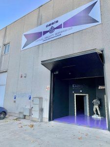 El exterior de Realidad Virtual en Pareja en Oasis VR Experience en San Sebastián de los Reyes cuenta con una atractiva entrada abierta y una llamativa estatua cerca de la puerta, que atrae a los visitantes a emocionantes aventuras. - ForTwo - Planes para parejas