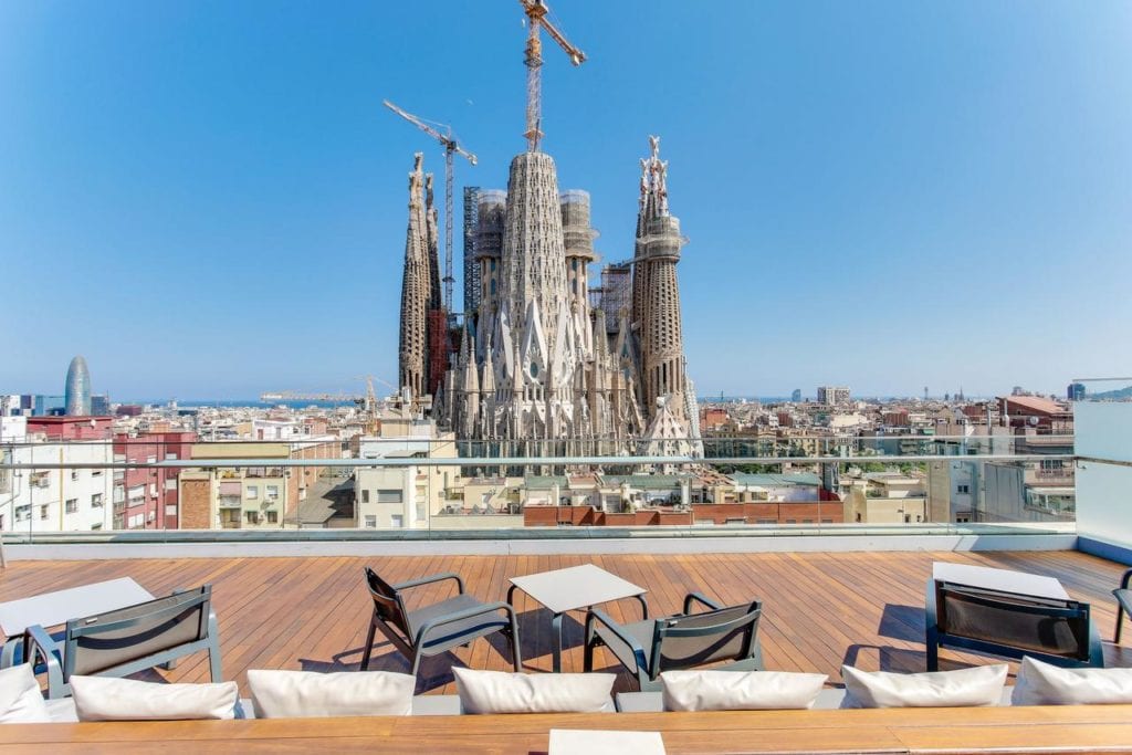 Ayre hotel Rosellón terraza con vistas a la Sagrada Familia 
