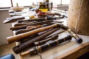Las herramientas de carpintería en la mesa del taller evocan la "Experiencia Joyero por un día" en Barcelona, donde podrás sumergirte en la fabricación de joyas. - ForTwo - Planes para parejas
