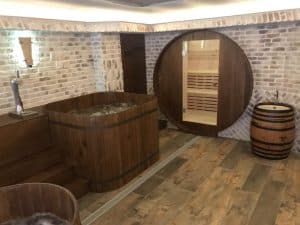 Disfrute de una habitación rústica de Qi Spa en Bilbao con jacuzzi de madera, sauna, grifo y barril sobre un encantador suelo de madera y ladrillo. Perfectamente diseñada para el Circuito spa para 2 personas en Qi Spa (Bilbao). - ForTwo - Planes para parejas