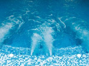 Disfrute del Circuito Termal 90 minutos + jardín privado (Bilbao), que cuenta con una piscina de azulejos azules con burbujas y chorros para una experiencia serena y espumosa, ofreciendo una escapada exquisita en un oasis con encanto. - ForTwo - Planes para parejas