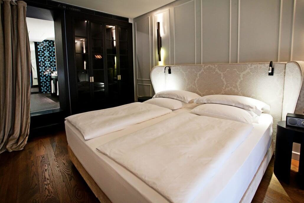 Disfrute de una estancia elegante en el Hotel Palacio de Villapanés, Sevilla. Nuestras suites únicas cuentan con cama king size, suelo de madera y vistas a un moderno baño con paredes estampadas, perfectas para una estancia inolvidable. - ForTwo - Planes para parejas