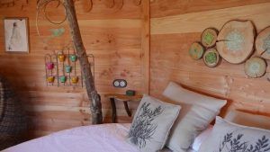 Descubra un ambiente único en Vizcaya con Habitaciones únicas en Cabañas en los árboles, que cuentan con paredes de madera, decoración con ramas de árboles, candelabros coloridos y almohadas y arte con temas de la naturaleza. - ForTwo - Planes para parejas