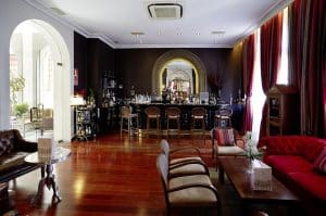 Ubicado en Oviedo, el Hotel Castillo Del Bosque La Zoreda ofrece un acogedor bar con suelos de madera, cómodos sofás y mesas redondas. Los huéspedes pueden relajarse bajo una suave iluminación en el completo bar, que realza la calidez y la elegancia de su estancia. - ForTwo - Planes para parejas