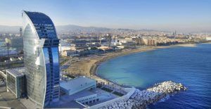 El edificio con forma de vela situado a lo largo de la costa de Barcelona alberga la Cool Corner Suite: el mar a tus pies en el W Hotel, que ofrece lujo y vistas impresionantes con el vibrante paisaje urbano como telón de fondo. - ForTwo - Planes para parejas
