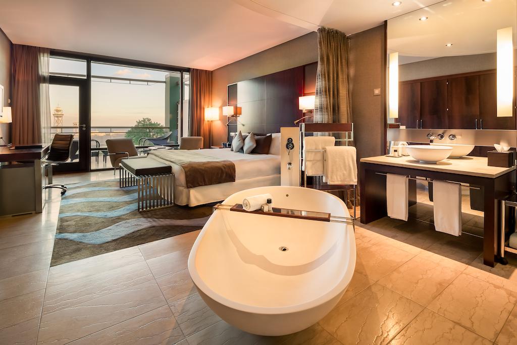 Disfrute del lujo en Gran Suite Mediterránea con terraza en el hotel Miramar (Barcelona), con una cama de lujo, bañera independiente, escritorio y vistas impresionantes desde la terraza. - ForTwo - Planes para parejas