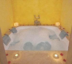 Las románticas suites del Alcoba del Rey de Sevilla, con jacuzzi y acogedoras paredes amarillas adornadas con velas y pétalos de rosa, ofrecen una experiencia llena de burbujas y verdaderamente íntima. - ForTwo - Planes para parejas