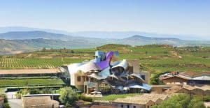 En medio del paisaje de viñedos de Álava se alza la moderna y metálica Bodega Marqués de Riscal, enmarcada por majestuosas montañas para una inolvidable Visita a bodega Marqués de Riscal (Álava). - ForTwo - Planes para parejas