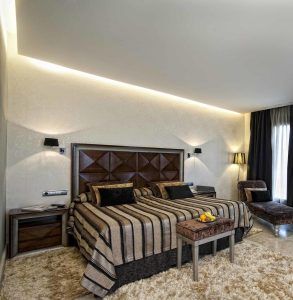 Experimente el encanto encantador de una Habitación mágica en el Hotel Spa Arzuaga (Valladolid), equipada con una cama king-size, iluminación elegante, mesitas de noche y una lujosa alfombra para una estancia de lujo inolvidable. - ForTwo - Planes para parejas