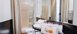 Descubre una Estancia de ensueño en el Hotel Petit Palace (Bilbao) con un moderno baño equipado con ducha de cristal, lavabo redondo y bolsa de artículos de aseo para una experiencia verdaderamente encantadora. - ForTwo - Planes para parejas