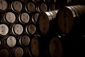 Los barriles de madera apilados en La Posada de Pradorey (Burgos) crean un ambiente que refleja el rico patrimonio de la zona. - ForTwo - Planes para parejas