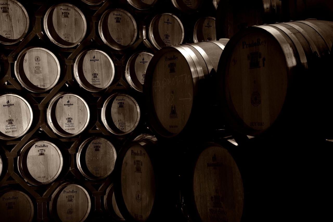 Los barriles de madera apilados en La Posada de Pradorey (Burgos) crean un ambiente que refleja el rico patrimonio de la zona. - ForTwo - Planes para parejas