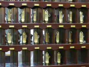 La sala de escape "Resuelve el Misterio del Hotel (Zafra)" cuenta con un llavero de madera con soportes numerados en cubículos, que añade misterio e intriga a cualquier entorno. - ForTwo - Planes para parejas