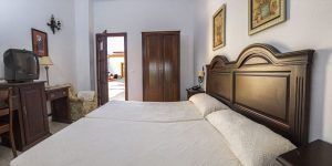 Disfrute de la comodidad del Hotel El Moral con una encantadora habitación, elegantes muebles de madera y televisión. Explore espacios soleados y mejore su estancia con la "Escapada romántica al hotel El Moral con visita a sus bodegas y cata de vinos" para una deliciosa cata de vinos. - ForTwo - Planes para parejas