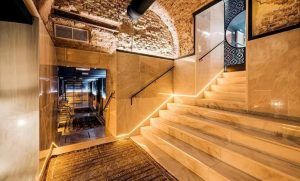 En el Hotel Pestana Plaza Mayor, disfrute de un tranquilo ambiente de spa con paredes de piedra, brillantes escaleras de mármol y un acogedor pasillo como parte de la experiencia Circuito de spa con masaje para dos. - ForTwo - Planes para parejas