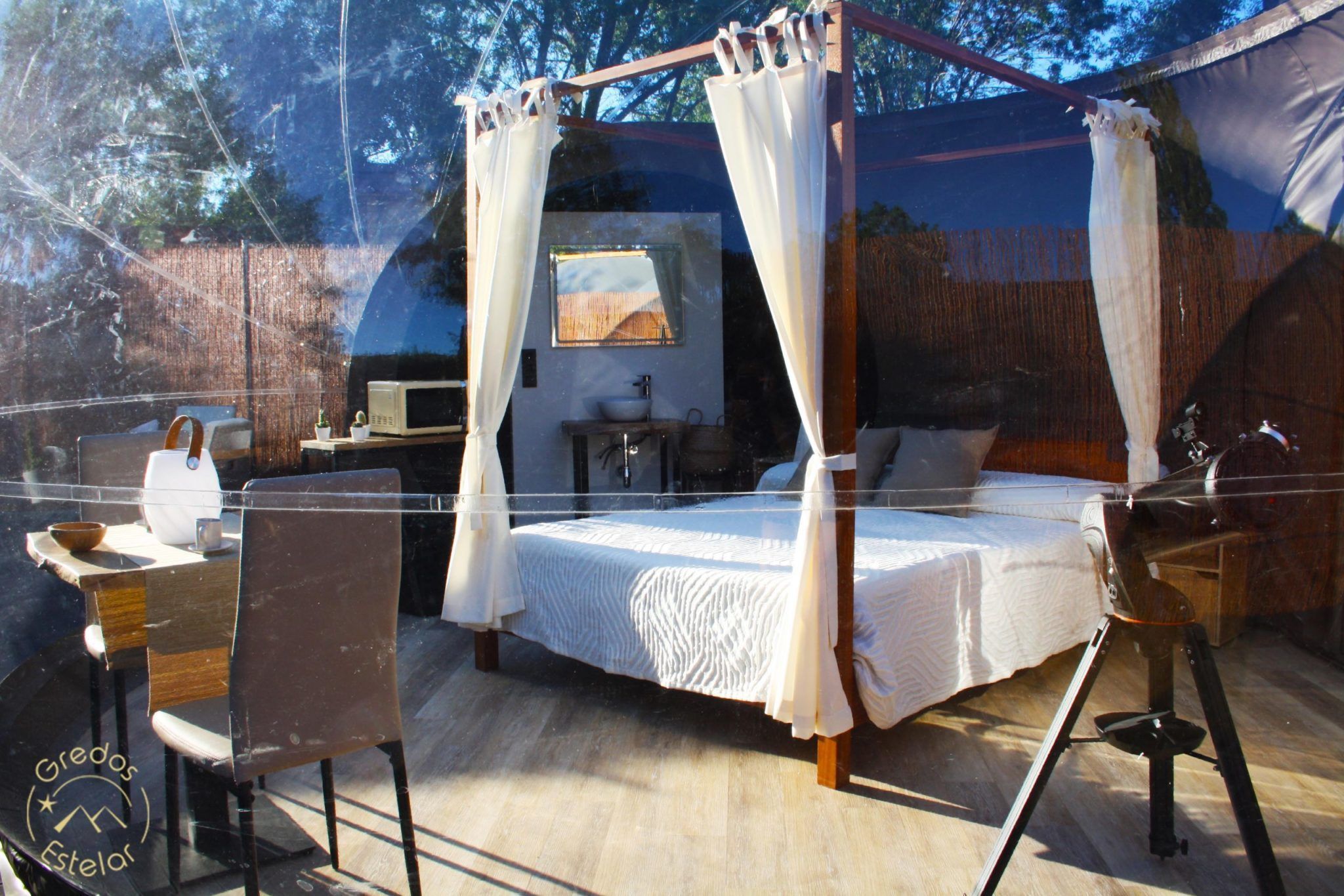 Disfrute de la experiencia única de Escapada romántica en el hotel burbuja con Gredos Estelar (Ávila), con una cómoda cama, escritorio y sillas. Sus paredes transparentes ofrecen impresionantes vistas de la campiña abulense, convirtiéndola en la escapada perfecta bajo el cielo de Gredos Estelar. - ForTwo - Planes para parejas