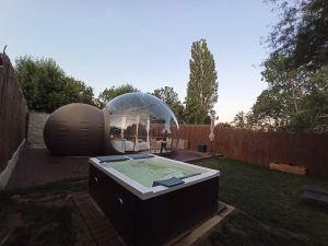Disfrute de una escapada romántica al atardecer en un tranquilo jardín con un lujoso jacuzzi y una carpa burbuja transparente entre los árboles. Experimente el encanto de Gredos Estelar con nuestro exclusivo hotel burbuja en Ávila. - ForTwo - Planes para parejas