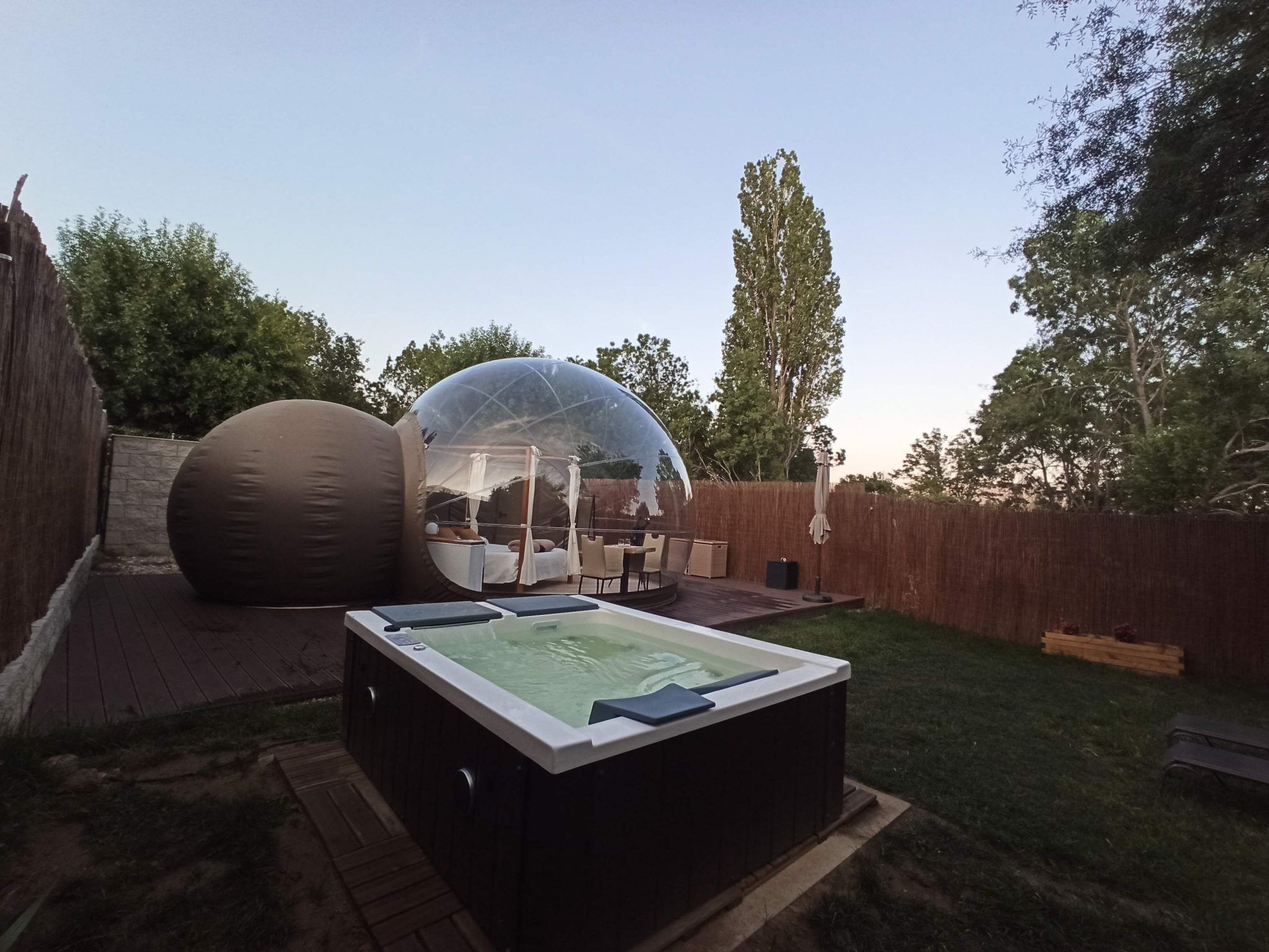 Disfrute de una escapada romántica al atardecer en un tranquilo jardín con un lujoso jacuzzi y una carpa burbuja transparente entre los árboles. Experimente el encanto de Gredos Estelar con nuestro exclusivo hotel burbuja en Ávila. - ForTwo - Planes para parejas