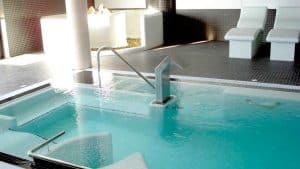 Disfrute de una escapada inolvidable con Escapada 50 Sombras de Gris con Spa. Disfrute de una moderna piscina interior con tumbonas, elegantes pasamanos metálicos y azulejos blancos impecables. Relájese en la suave iluminación y en su jacuzzi privado para una relajación inigualable. - ForTwo - Planes para parejas